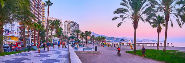 Passeggiata affollata sulla spiaggia di Malagueta, Malaga, Spagna — Foto Stock