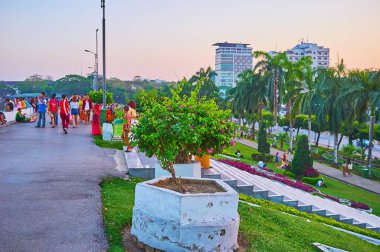 Yangon, Myanmar 'daki kalabalık Inya göl parkı.