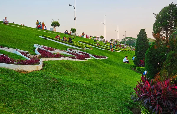 Pagórkowaty park jeziora Inya w Yangon, Myanmar — Zdjęcie stockowe