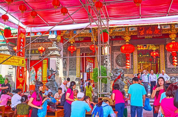 Der überfüllte Hof des Kheng Hock Keong Tempels, Yangon, Myanmar — Stockfoto