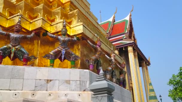 Bangkok Thailand Maj 2019 Utsmyckade Statyerna Apor Och Demoner Vaktar — Stockvideo