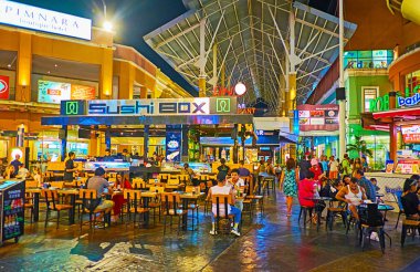 Jungceylon Alışveriş Merkezi, Patong, Phuket, Tayland 'da akşam yemeği