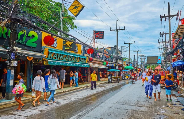 Přeplněná turistická ulice, Patong, Phuket, Thajsko — Stock fotografie