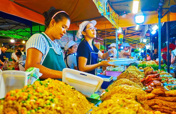 La bancarella di street food di Banzaan Fresh Market, Patong, Phuket, T — Foto Stock