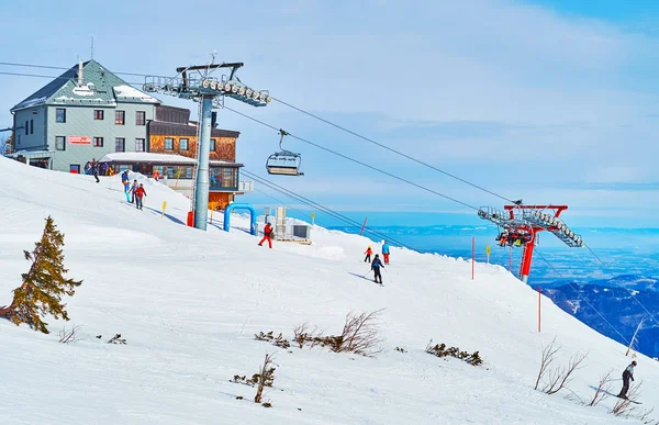Feuerkogel Kablo İstasyonundaki kayakçılar, Ebensee, Salzkammergu — Stok fotoğraf