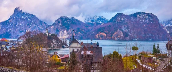 Panorama del villaggio Traunkirchen la sera, Austria — Foto Stock