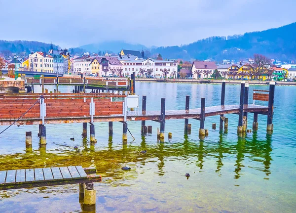 Den lata promenaden i regniga Gmunden, Österrike — Stockfoto