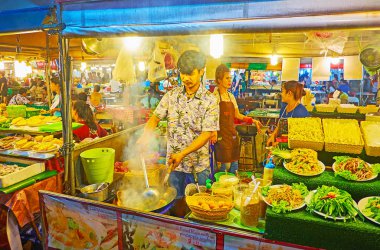 Bangla pazarında Tayland mutfağı, Patong, Phuket, Tayland