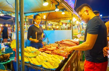 Bangla pazarındaki barbekü tezgahı, Patong plajı, Phuket, Tayland