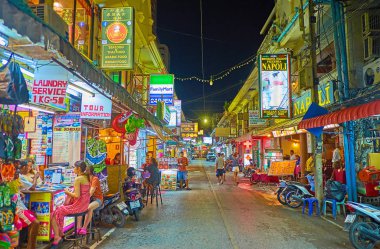 Patong, Phuket, Tayland 'da akşam alışverişi