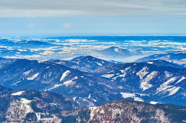 Die nebelige berglandschaft mit attersee von alberfeldko — Stockfoto