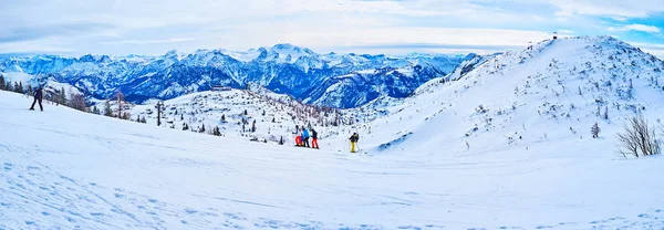 Skiërs op Feuerkogel Bergplateau, Ebensee, Salzkammergut, A — Stockfoto