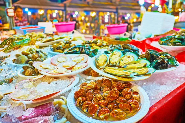 Bangla pazarında istiridye ve deniz salyangozu, Patong plajı, Phuket, T