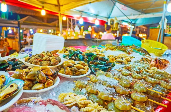 Вкусная морская еда на рынке Бангла, пляж Патонг, Пхукет, Таиланд — стоковое фото