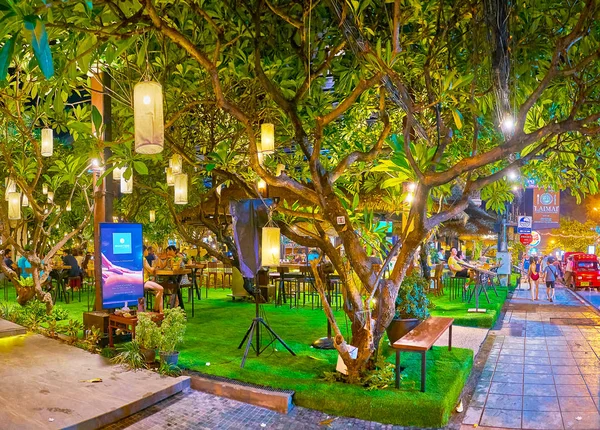 Restaurant dans le jardin, Patong, Phuket, Thaïlande — Photo