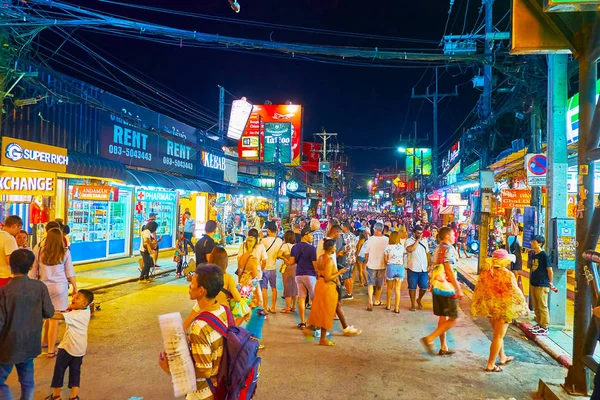 Банґла ходить вулицею Патонґ, Пхукет, Таїланд. — стокове фото