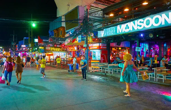 Atrakce večer Bangla Road, Patong, Phuket, Thajsko — Stock fotografie