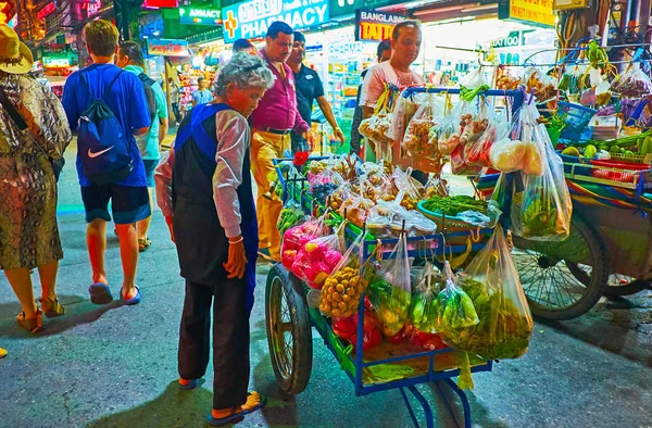 Vendedor de frutas callejeras en Bangla Road, Patong, Phuket, Tailandia —  Fotos de Stock