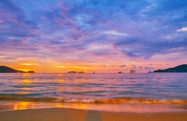 Patong sahilinde, Phuket 'te, Tayland' da gel git.