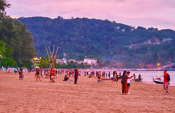 Voor zonsondergang op het strand, Patong, Phuket, Thailand — Stockfoto