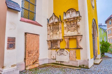 Gmunden, Avustralya 'daki Pfarrkirche duvarlarının mermer levhaları.