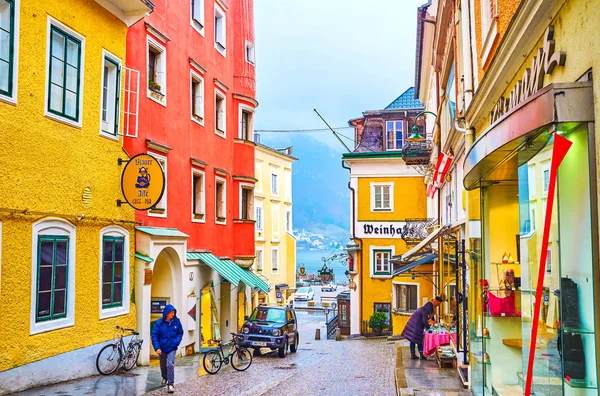 Spaziergang in verregneter mittelalterlicher Stadt, Gmunden, Österreich — Stockfoto