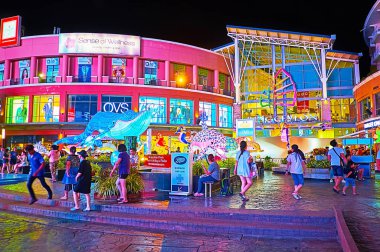 Jungseeylon alışveriş merkezindeki kalabalık sokak, Patong, Phuket,