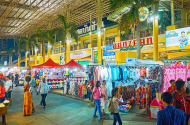 Banzaan Fresh Market 'in elbise sokağı Patong, Phuket, Th