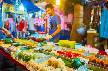 Geleneksel Tayland tatlıları, Banzaan Fresh Market, Patong, Phuket, Tayland