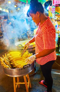 Banzaan Fresh Market 'te haşlanmış mısır, Patong, Phuket, Tayland