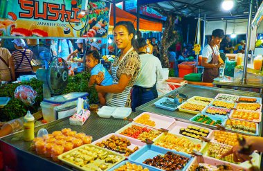 Banzaan Fresh Market, Patong, Phuket, Tayland 'daki suşi tezgahı.