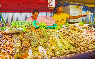 Bangla pazarının deniz ürünleri tezgahı, Patong plajı, Phu