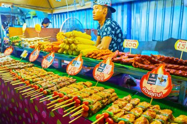 Popüler Tayland yemekleri, Bangla pazarı, Patong plajı, Phuket, Taylan
