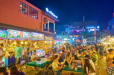 Bangla pazarında akşam yemeği, Patong plajı, Phuket, Tayland