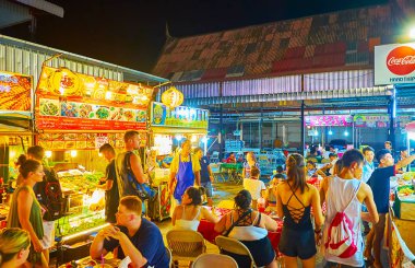 Bangla pazarının kalabalık yemek salonu, Patong plajı, Phuket, Tayland
