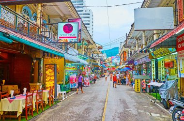 Patong Beach, Phuket, Tayland 'daki açık hava kafeleri.
