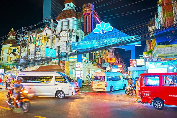 Транспорт у вечірньому Патонгу, Пхукет, Таїланд — стокове фото