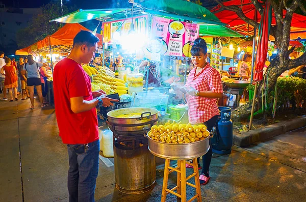 Snacks in Banzaan Fresh Market, Patong, Phuket, Thailand — ストック写真