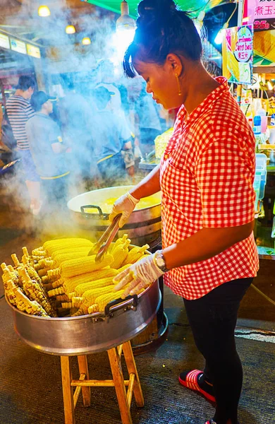 Granturco bollito nel mercato fresco di Banzaan, Patong, Phuket, Thailandia — Foto Stock