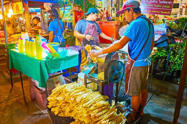 Succo di Shugarcane nel mercato fresco di Banzaan, Patong, Phuket, Thailandese — Foto Stock