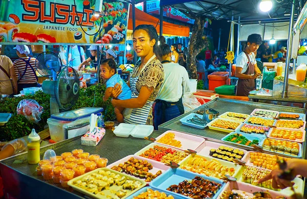 Sushi kraam in Banzaan Fresh Market, Patong, Phuket, Thailand — Stockfoto