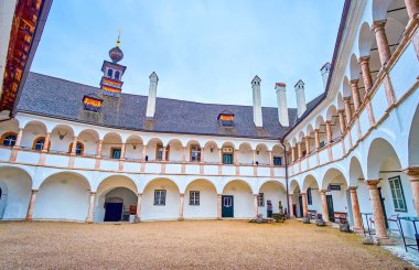 Avusturya 'nın Gmunden kentindeki Schloss Ort kalesinin avlusu.