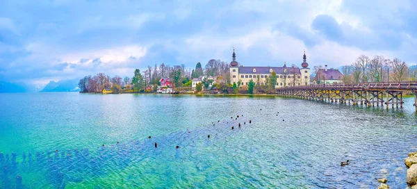 Panorama of Traun lake with Orth Landschloss castle, Gmunden, Au — Stock Photo, Image