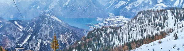 Panorama of Ebensee valley on snowfall, Feuerkogel mount, Salzka — Stockfoto