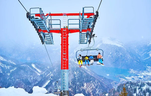De sporters op stoeltjeslift op sneeuwval, Feuerkogel mount, Ebense — Stockfoto