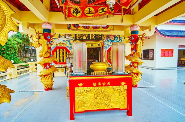 El altar en la sala principal del santuario chino Sam Sae Chu Hut, Phuket — Foto de Stock