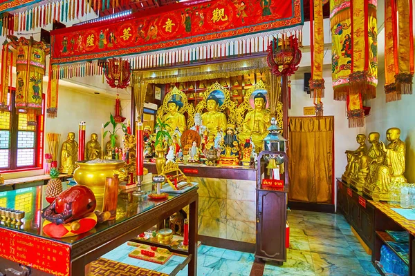 Sala de oración del santuario chino Sam Sae Chu Hut, ciudad de Phuket, Tailandia — Foto de Stock