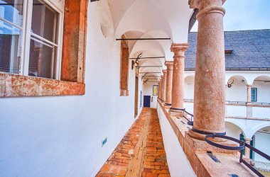 Avusturya 'nın Gmunden kentindeki Schloss Ort kalesinde balkon boyunca yürü.