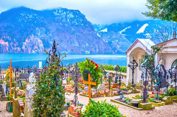 Der kleine Friedhof an der Pfarrkirche in Traunkirchen, Österreich — Stockfoto