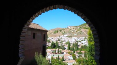 Alhambra 'nın oyulmuş Mudejar tarzı kemeri, İspanya' nın Endülüs kenti Granada 'da bulunan Albayzin (Albayzin) ve kalenin duvarlarının manzarasını açıyor. 